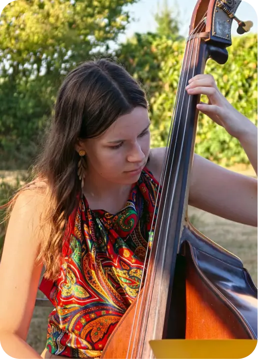 Camille Husson à la contrebasse